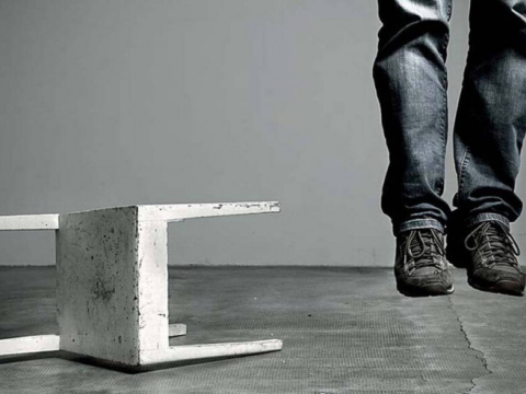 Bakıda gənc oğlan özünü asdı