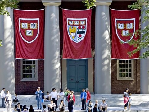 Harvard Universiteti Trampa qarşı gəldiyi üçün milyard dollarlıq qrantları itirib