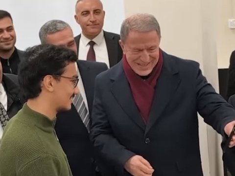 Hulusi Akarın Qarabağ Universitetinin tələbəsi ilə səmimi söhbəti&nbsp;- VİDEO