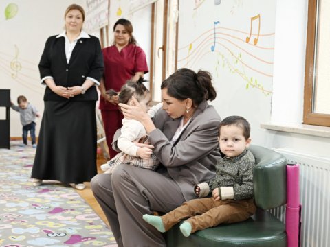 Mehriban Əliyeva və Leyla Əliyeva 1 saylı körpələr evində olub