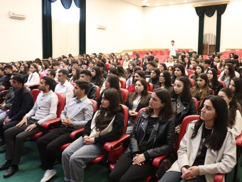MDU-nun rektoru Anar Eminov tələbələrlə görüşüb
