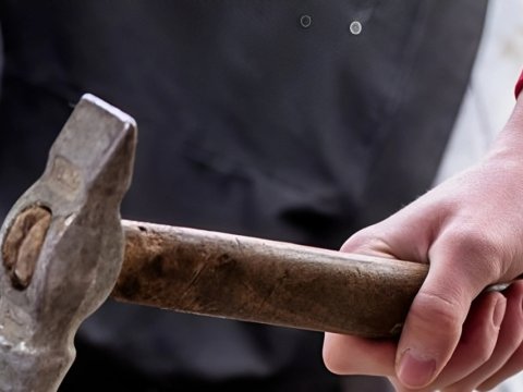 Şagird dərs zamanı çəkiclə müəllimin başına zərbə endirib