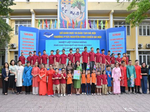 Leyla Əliyeva görmə qabiliyyəti məhdud şəxslər üçün MƏKTƏBDƏ