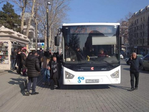Biri gənc olmaqla 3 nəfər avtobusdan yıxılaraq xəsarət alıb