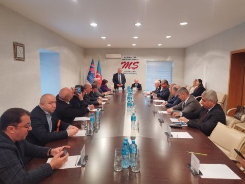 Türkiyə səfiri tarix və coğrafiya dərsliklərini&nbsp;oxuyur