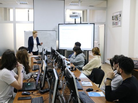Azərbaycan Universitetinin tələbələri polşalı dosentdən mühazirə dinləyirlər