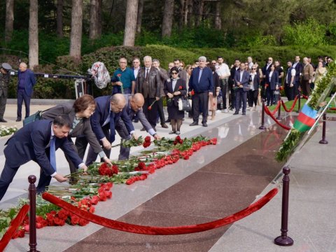 DİM-in rəhbərliyi və kollektivi ümummilli lider H.Əliyevin məzarını ziyarət edib