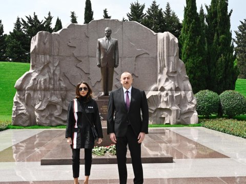 İlham Əliyevlə xanımı Heydər Əliyevin məzarını&nbsp;ziyarət ediblər