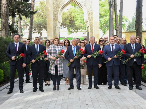 BMU-nun kollektivi Fəxri xiyabanda Ümummilli Liderin məzarını ziyarət edib