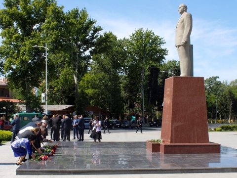 MDU kollektivi Ümummilli lider Heydər Əliyevin abidəsini ziyarət edib