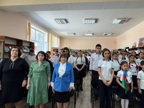 Məktəblilər tanınmış şair Qəşəm Nəcəfzadə ilə görüşüb