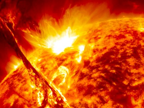 Günəşdə güclü partlayış baş verib