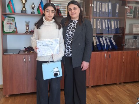 Direktor 300 bal toplayan şagirdini təbrik etdi -&nbsp;FOTO