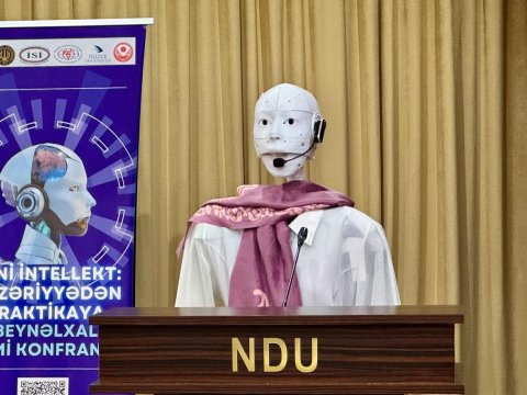 Naxçıvanda süni intellektli qadın konfransa moderatorluq edir