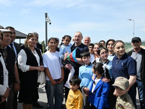 İlham Əliyev Laçın şəhərində sakinlərlə görüşüb - FOTO