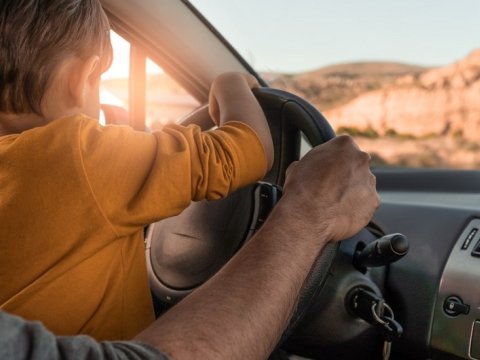 Yol polisi körpə uşaqla avtomobil idarə edən sürücülərə müraciət edib