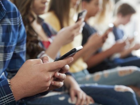 Aİ yetkinlik yaşına çatmayanlar üçün yaş yoxlama proqramı işə salacaq