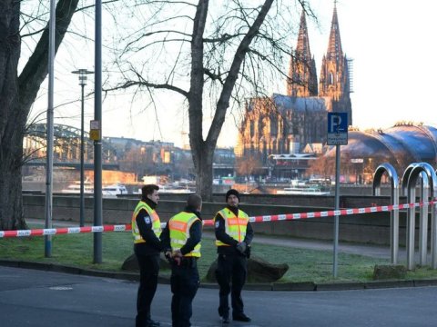 Almaniyada sürücü avtomobili məktəblilərin üzərinə sürüb