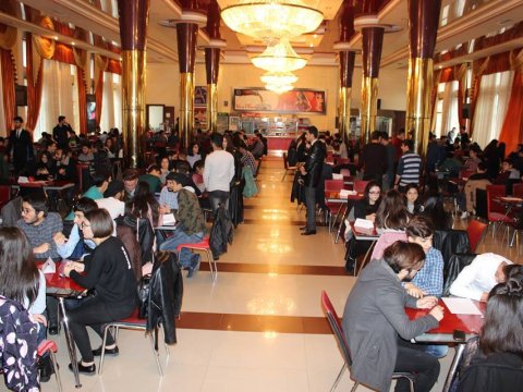 Auditoriyalarda boş, bufetlər isə doludur - Onlayn təhsilə keçidin vaxtıdır?