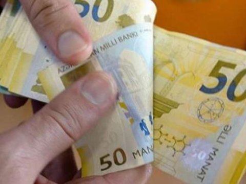 Bu universitet əməkdaşlarını 250 manatla sevindirdi