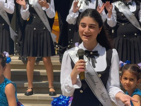 Məzunlar arasında sabiq deputatın qızı da var