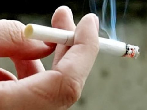 Siqaret çəkən yeniyetmənin valideyni nə etməlidir?