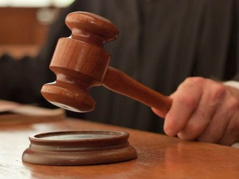 Anasını qətlə yetirməkdə təqsirləndirilən gəncə hökm oxunub