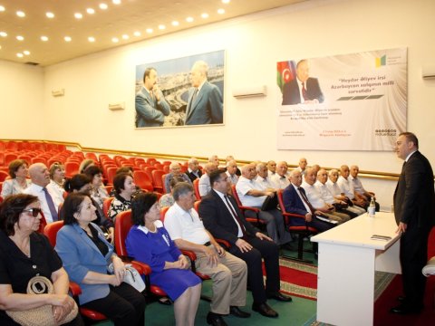 Rektor MDU-nun əməkdar müəllimləri ilə görüşüb