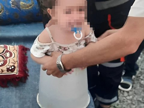 Ağdamda azyaşlı dəmir vedrənin içində sıxılı vəziyyətdə qalıb