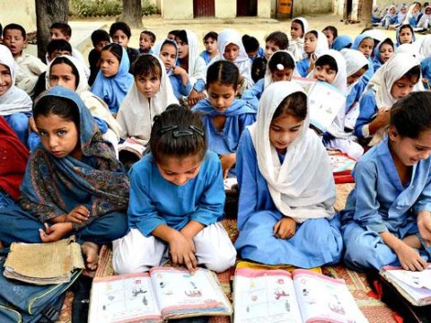 Pakistanda təhsil sektoru böhrana doğru gedir