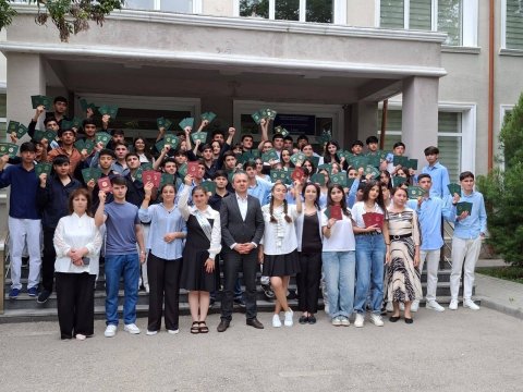 Bu liseyin məzunlarına attestatlar təqdim olunub