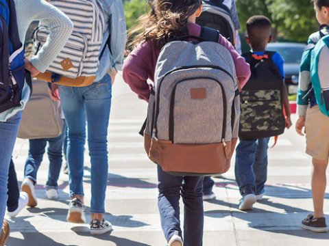 Kiçik bədənlərə böyük yük: Məktəb çantalarının zərərləri...