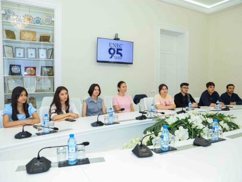 UNEC rektoru abituriyent və valideynlərlə görüşüb
