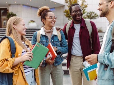 Bu ölkədə məktəbi bitirənlərin yalnız yarısı universitetə daxil olur