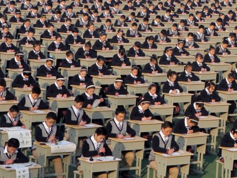 Çində magistr diplomu iş tapmağın əsas şərtinə çevrilib