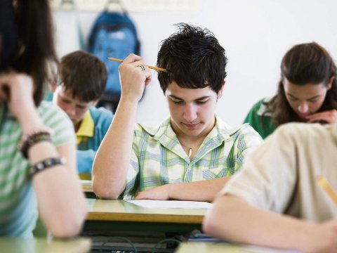 Bu ölkədə imtahan suallarının hazırlanmasında şagirdlər iştirak edir