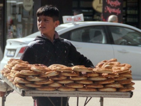 Azyaşlıların işləməsi qanunla necə tənzimlənir? - Yaş, iş saatı, məhdudiyyətlər