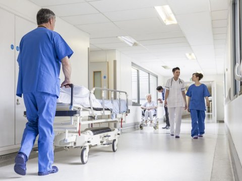 Gəncədə yeniyetmə qız 4-cü mərtəbədən düşüb