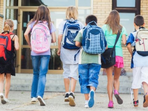 Xarici ölkələrdə məktəbləri çantalarının ağırlığı nəzarətdə saxlanılır