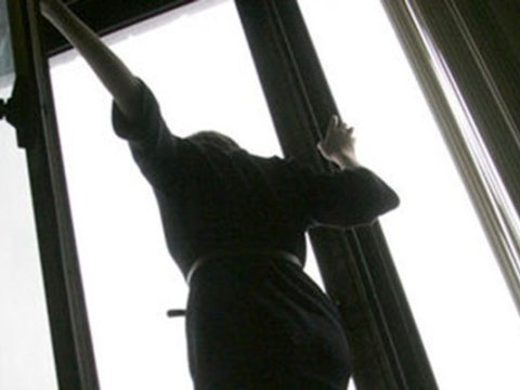 15 yaşlı qız beşinci mərtəbədən yıxıldı