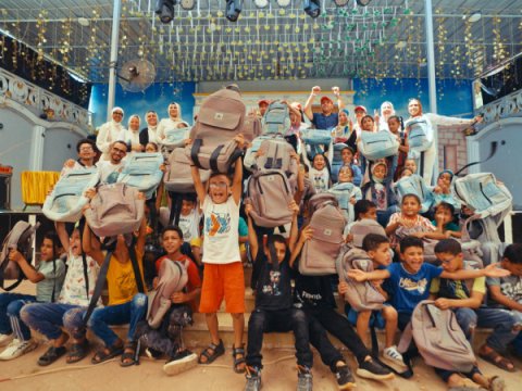 Misirdə 800 şagirdə məktəb çantası hədiyyə edildi