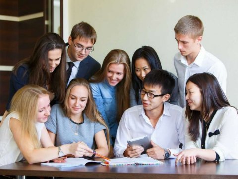 Məzunları Britaniya təhsilini təbliğ edir