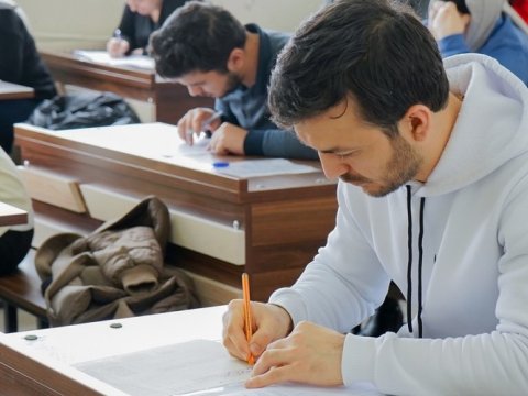 Elm yox, gəlir seçimi: istedadlı gənclər elmdən niyə uzaqlaşır?