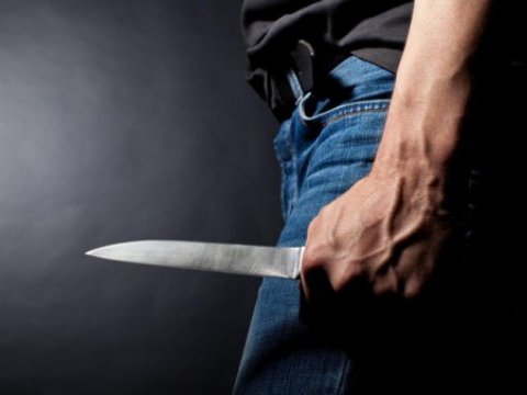 40 yaşlı şəxsi bıçaqlayan məktəbliyə şərti cəza verildi