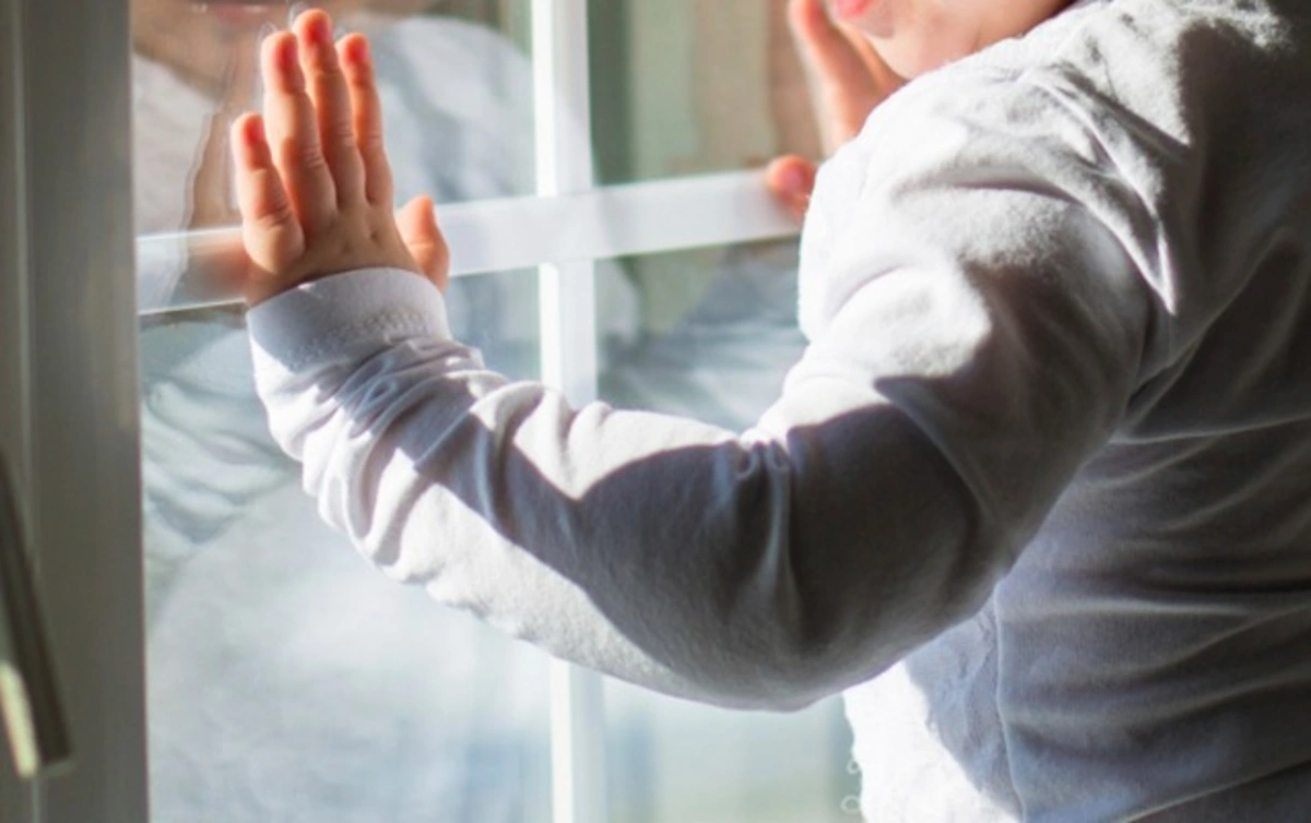 Ağdaşda ikiyaşlı qız hündürlükdən yıxıldı