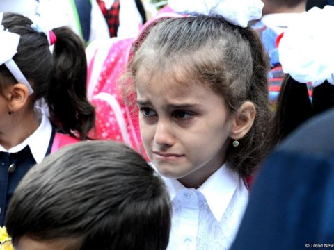Ağlayan uşaqlar, narahat valideynlər: Məktəbə başlamaq asandırmı?