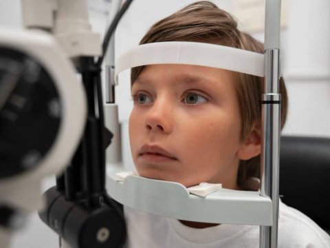 Uşaqlarda göz zəifliyi niyə artır? - Təsirlər və aradan qaldırma üsulları