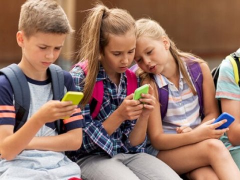Psixoloq: Uşaqlar valideynlərini təqlid edərək sosial mediaya aludə olurlar
