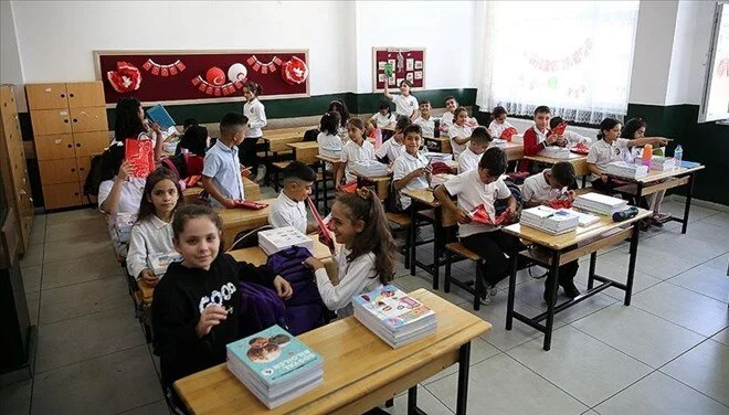 Türkiyə məktəblərində sərbəst geyim qaydası ləğv olunur