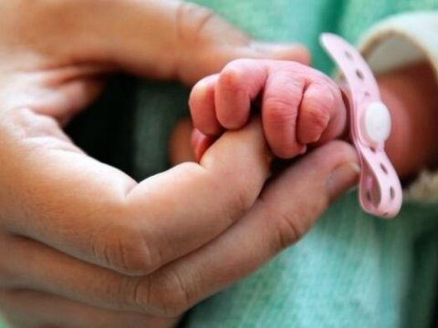 18 yaşına çatmayan qadınlar tərəfindən dünyaya gətirilən uşaqların sayı azalıb